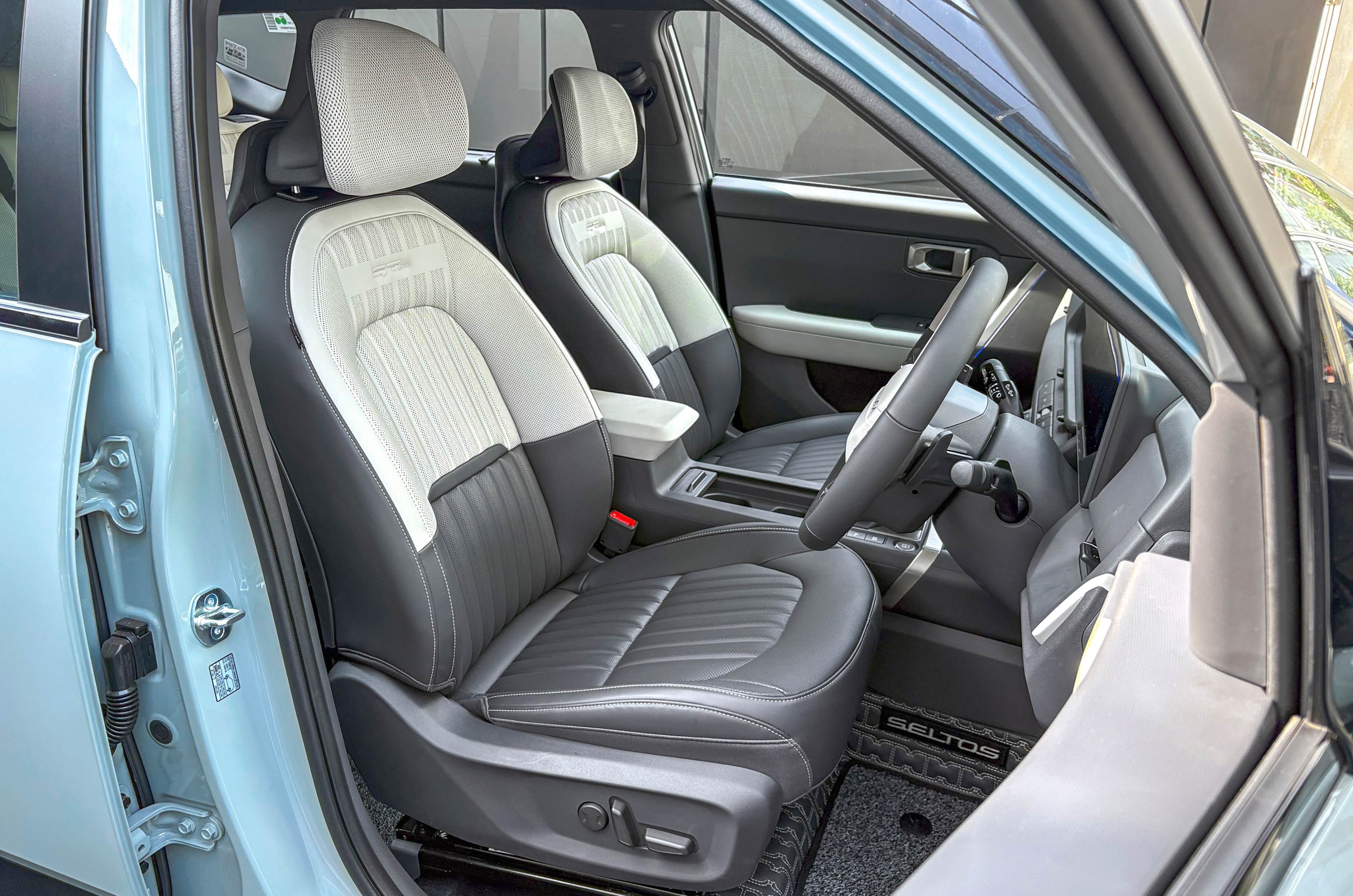 2026 Kia Seltos front seats