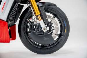 Neo-retro TVS Apache RR 310 café racer by Smoked Garage